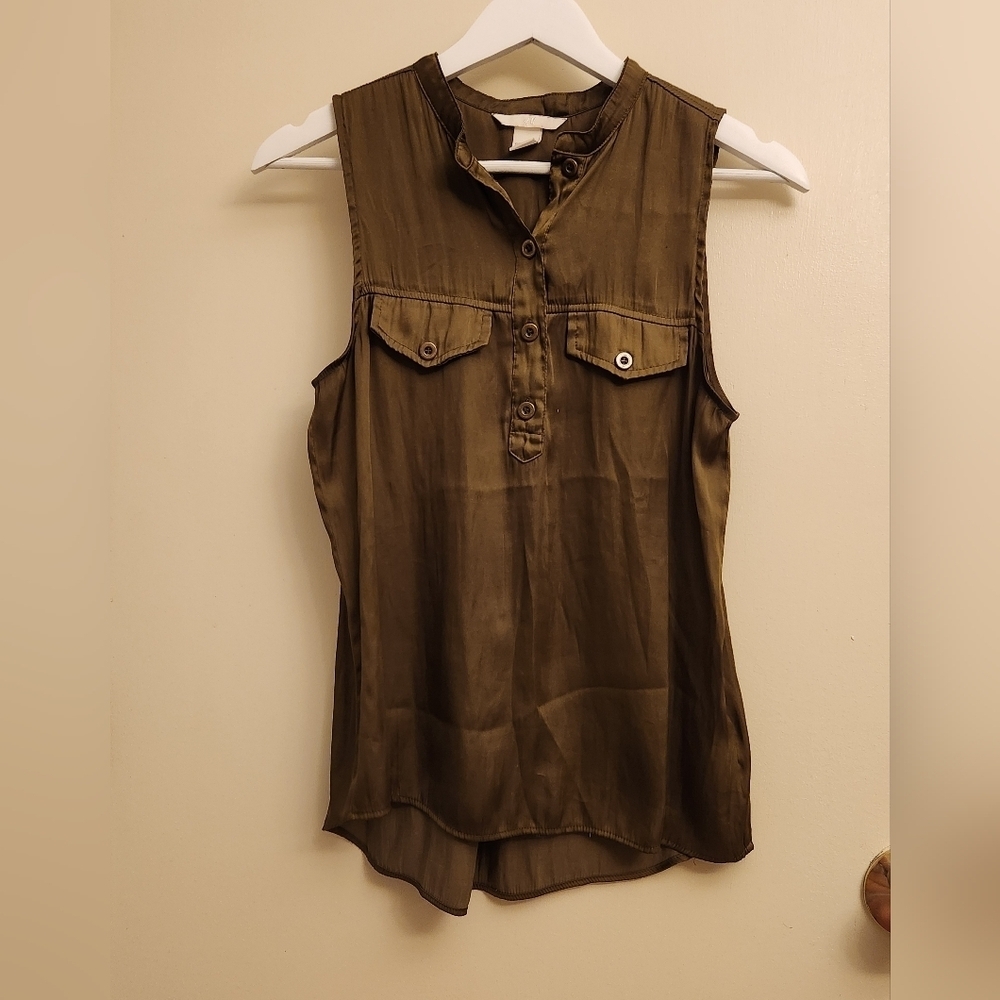 H&M olive green satin sleeveless top button up size Medium